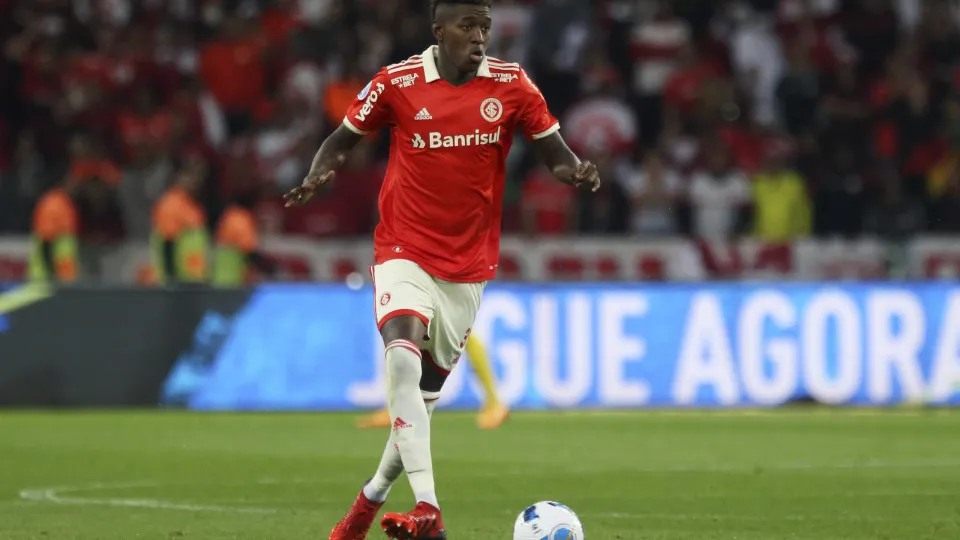 Flamengo se acerta com Inter e aguarda Vitão para exames médicos