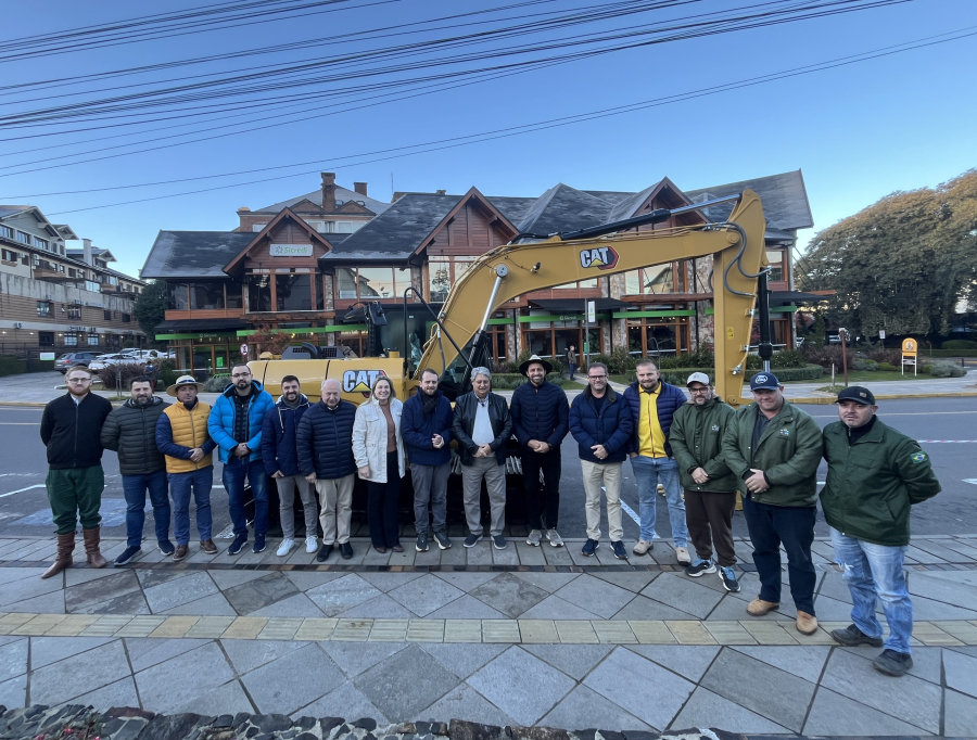 Gramado recebe nova escavadeira hidráulica para reforçar serviços rurais e infraestrutura